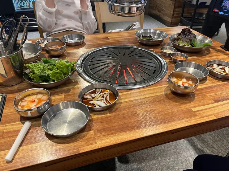 肉來之前會先上小菜！