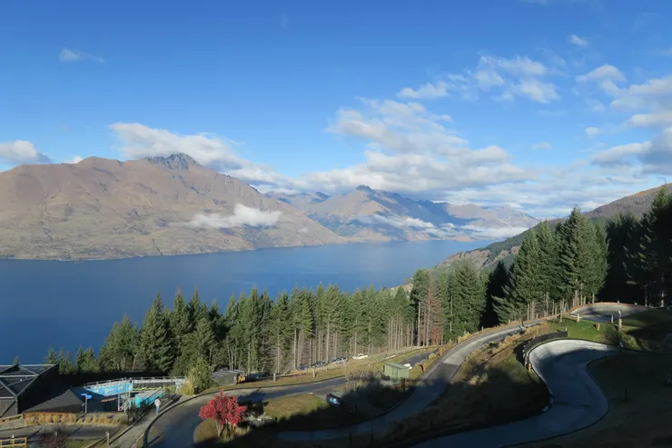 溜溜車的車道和湖景