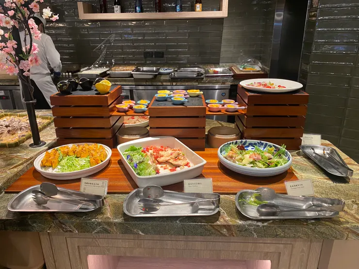 日式料理區有蝦子生魚片蕎麥麵