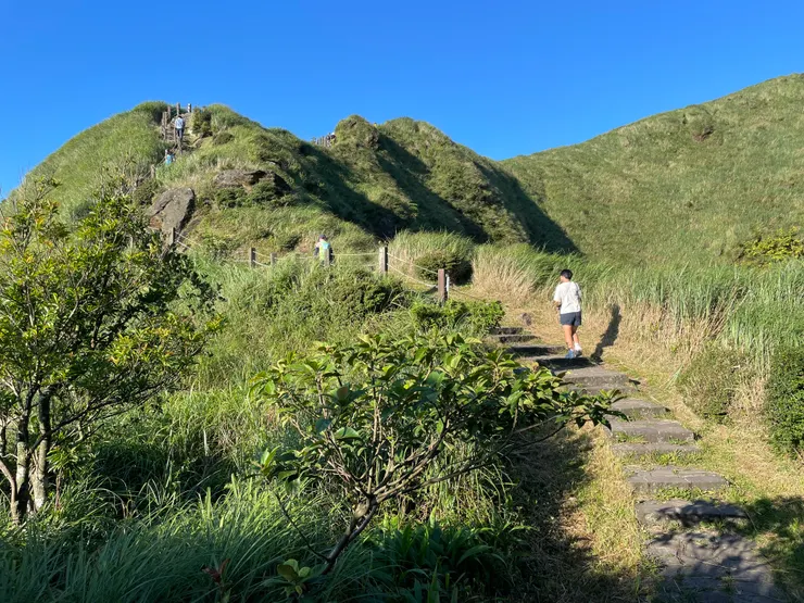 夏日早上6點就開始日曬了,大量流失的汗水換來開闊的美景。