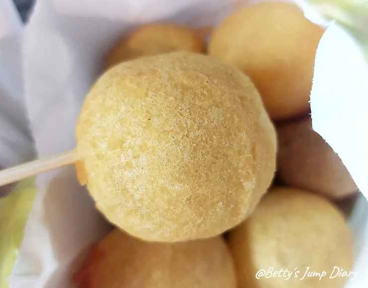 ▲桃園觀光夜市-ㄉㄨㄞㄉㄨㄞ地瓜球/圖片來源：Betty's Jump Diary