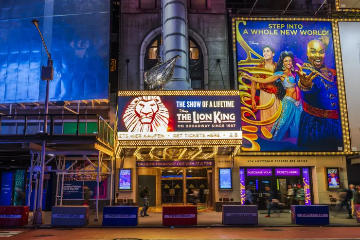 ▲時代廣場上的音樂劇廣告看板。
