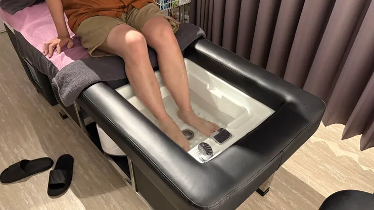 如果穿長褲的朋友，就必須要換店家的褲子。