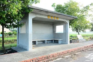 福安車站,更像公車候車亭了