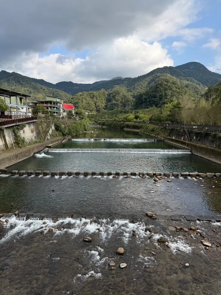 吊橋上的美景邊散步過去
