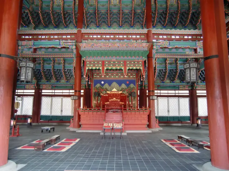 勤政殿內的王座與日月五峰圖，日象徵國王，月象徵王妃，五座山峰代表崑崙山，與瀑布和江河一道象徵王位安如磐石、國祚悠久綿長，松樹則象徵國泰民安