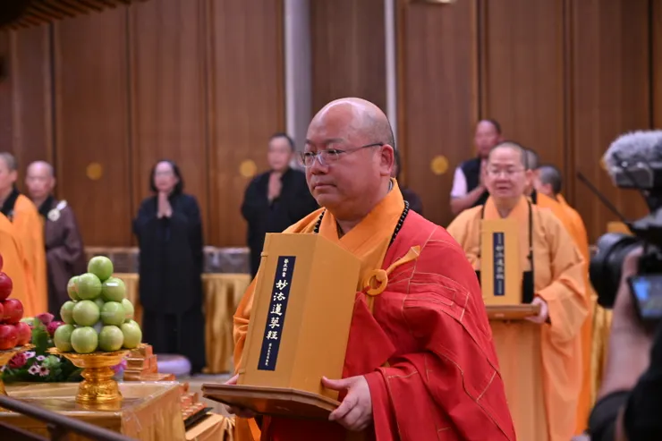 佛光山住持心保和尚主持法華塔灑淨，奉納《妙法蓮華經》