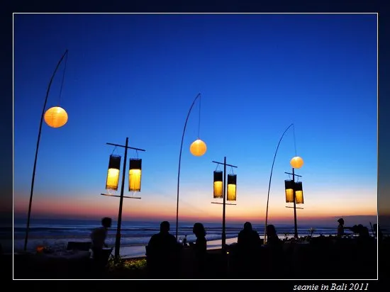 吹著微風徐徐,看著夕陽緩緩落入海裡,「Breeze」餐廳就在水明漾沙灘旁,The Samaya飯店裡,坐在海邊,欣賞美景,重點是食物超美味,這頓百萬(盧比)大餐,非常值得!