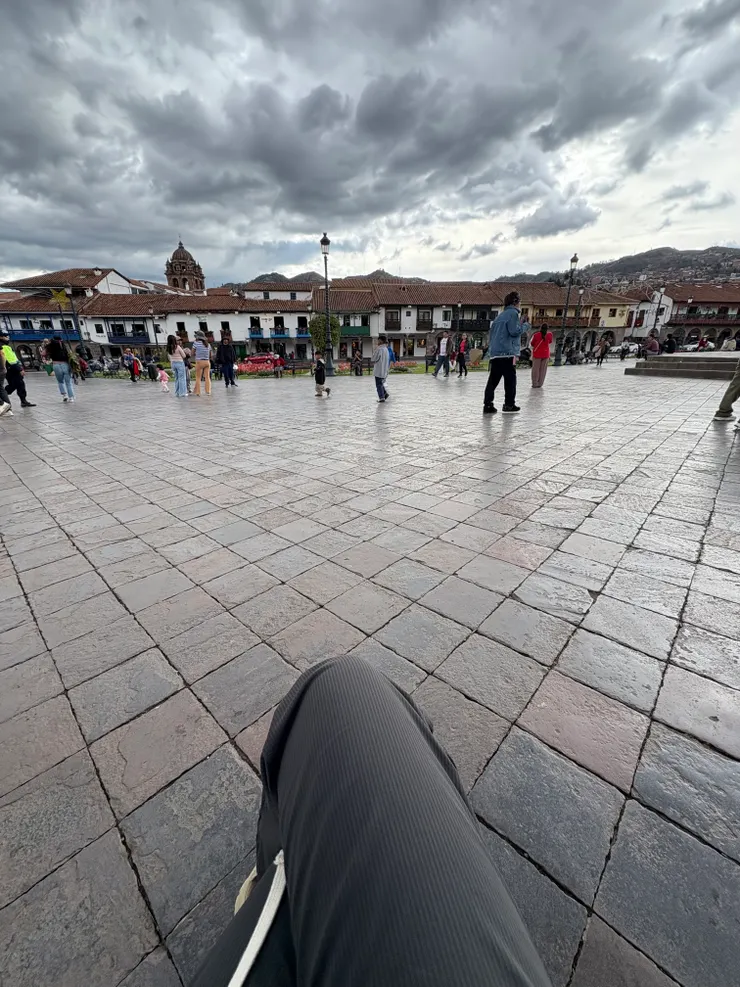 坐在長椅上放空的我