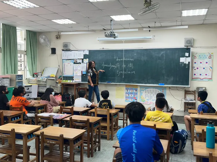 排灣語桌球課程的同學們在活動身體前，先認真學族語，期待能在接下來的課程學以致用。(圖新北市政府原民局提供)