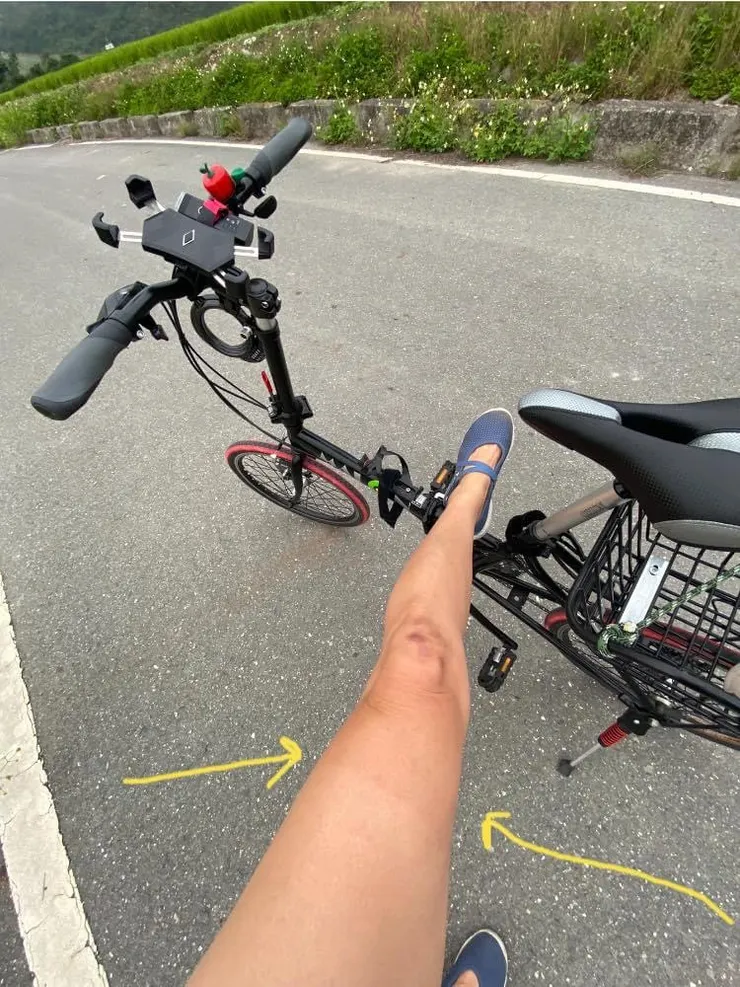 曬到黑嘛嘛的雙腳，有著二截式的明顯色差