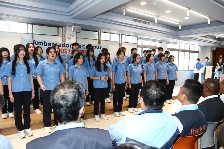 學生演唱經典曲目〈望春風〉迎接貴賓，以柔美動人的歌聲營造溫馨典雅的迎賓氛圍。