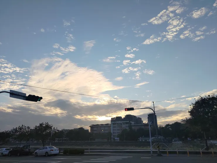 我很喜歡這張的雲和那個太陽光