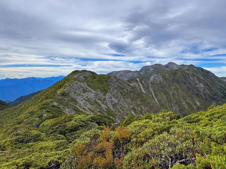 天公伯在天空放了一坨雲擋住了炙熱的陽光，讓我們在雲底下舒適行走