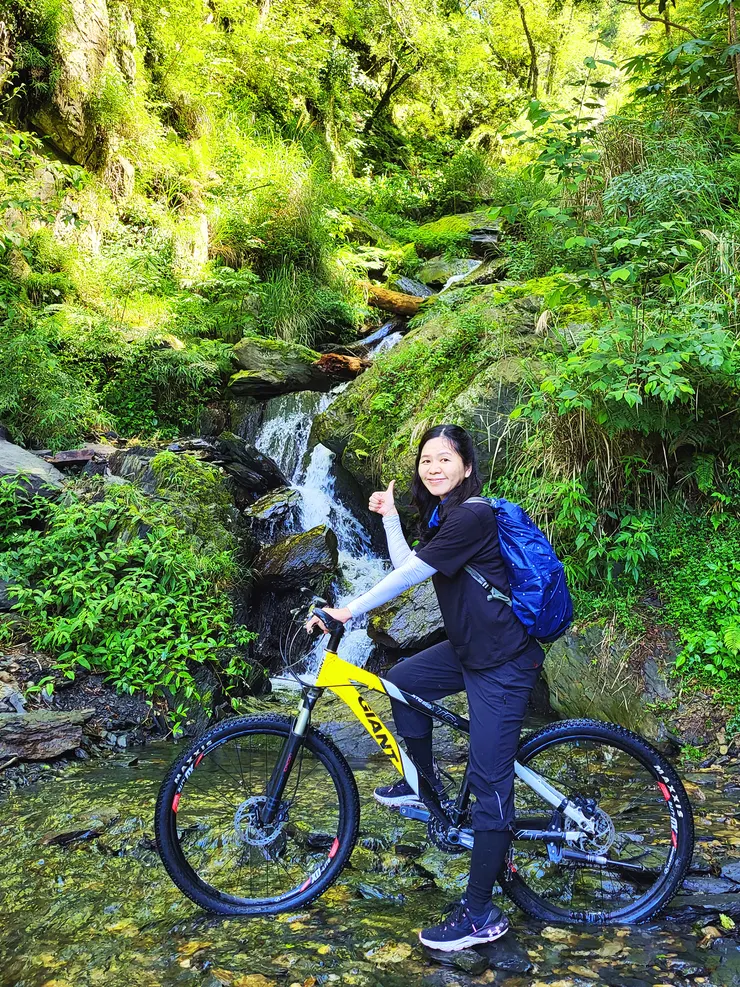 途中有幾處小瀑布