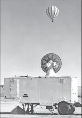 在中國湖測試的百舌鳥尋標器,尋標器吊掛於氣球下方好測試對圖中SCR-548雷達的鎖定