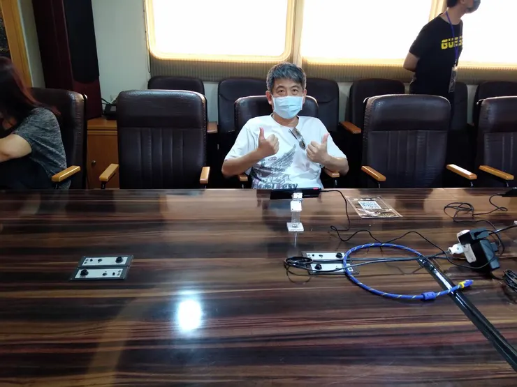 等輪船駛入公海,就可以開始豪賭。先座好等著~ 發牌。