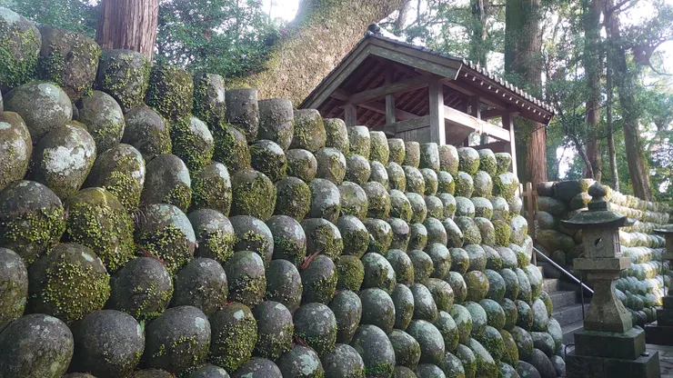 球形石頭砌成的墻，也太可愛！