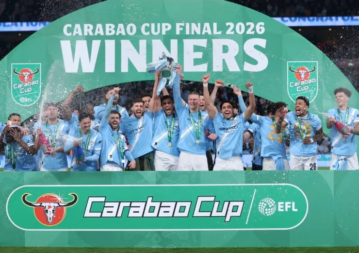 曼城捧走今屆英格蘭聯賽盃獎盃