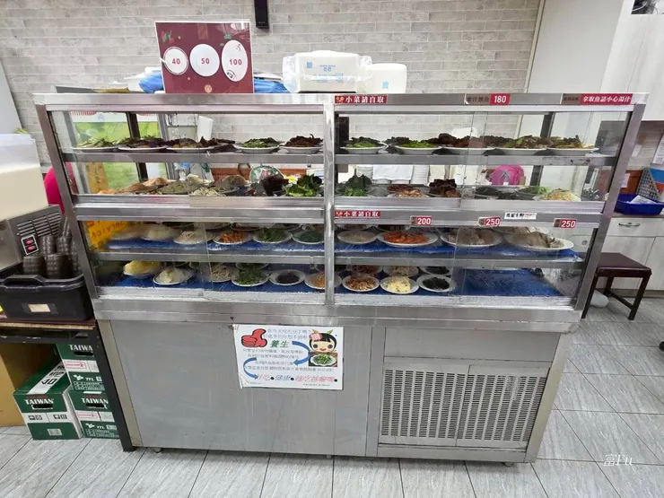 各式小菜,可以自由拿取,對應盤子樣式計價。