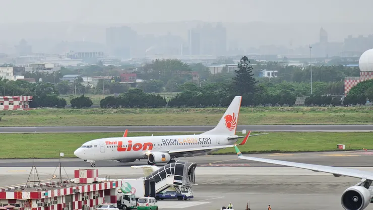 這是泰國獅子航空的波音B737客機!機身上可以看到獅子和泰國的英文字樣!
