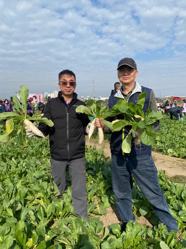 JB與同仁拔蘿蔔合影1