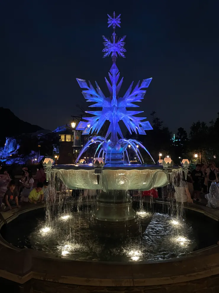 夜晚的冰雪世界水池。