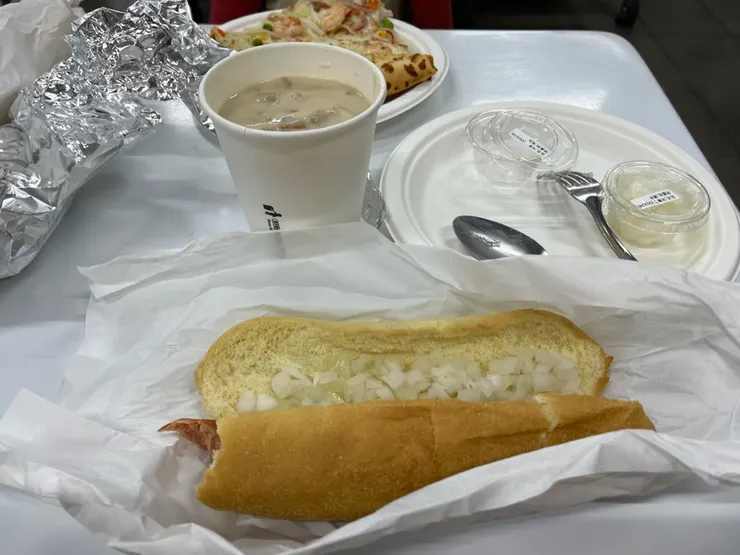 讓人傻眼的裸體熱狗堡，一小角進了小孩肚子。