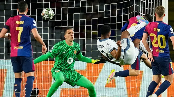 鄧菲斯半倒掛射門破網助國際米蘭領先2:0