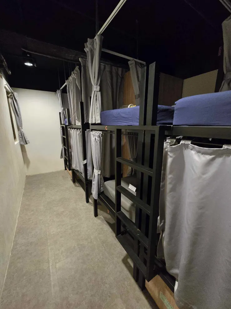 是用簾子隔開，而非木板隔間，隱私性較差