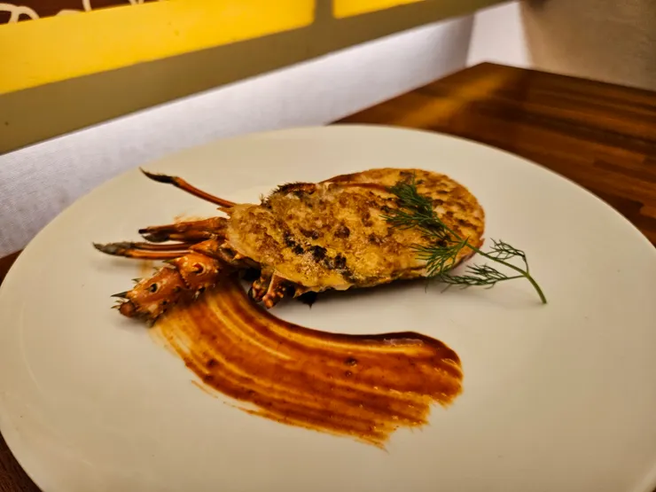 重頭戲上場,採用鰻魚熬煮而成的醬汁包裹野生龍蝦烘烤而成,氣味豐厚獨特的一道料理!