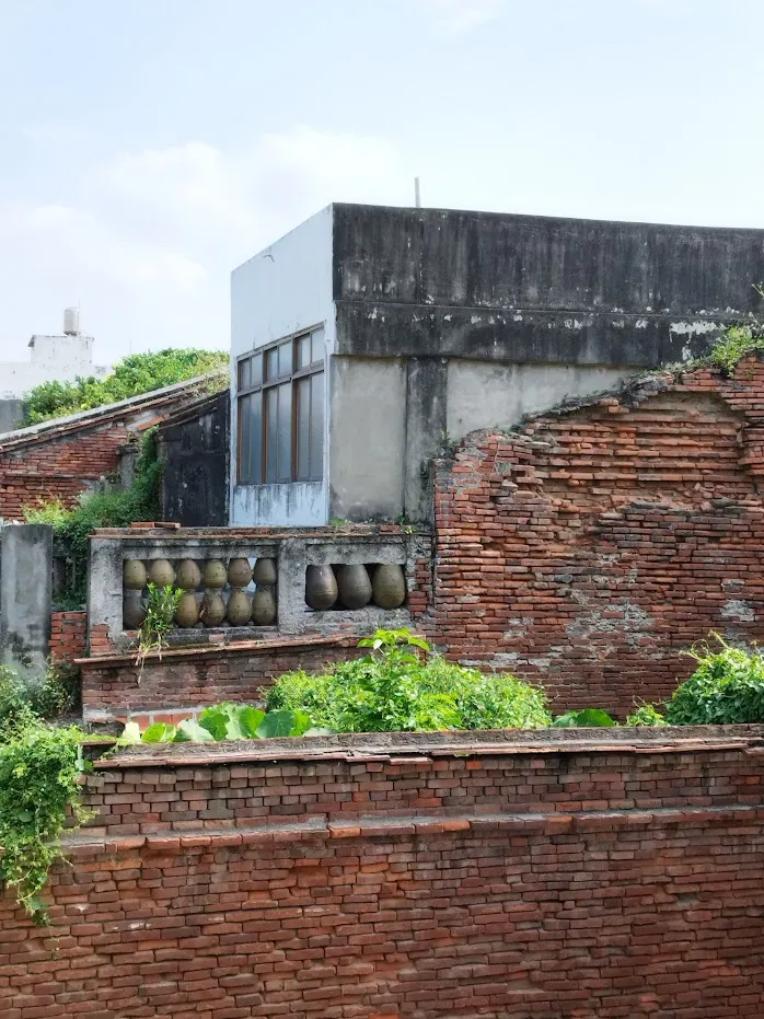 這不是甕牆的位置 而是從鹿港民俗文物館 往丁家古厝方向拍到的  河童拍攝/2023年