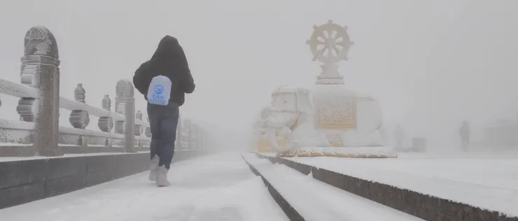 峨嵋山清晨大雪中自拍奔跑