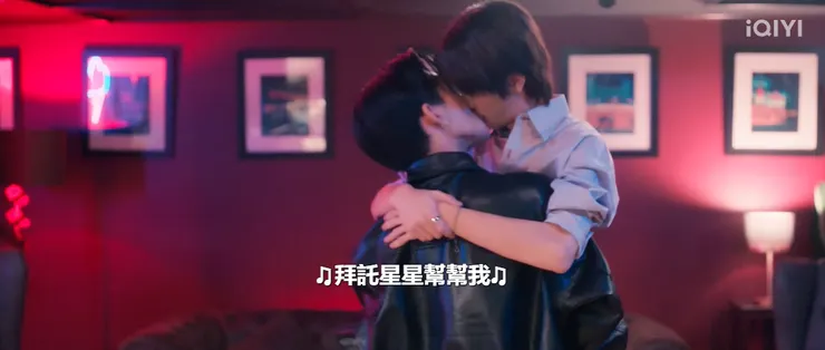 Real真的男友力好強，這裡扛起來又親又吻，超喜歡的啦！而且這段歌的歌詞好貼他們之間的關係！