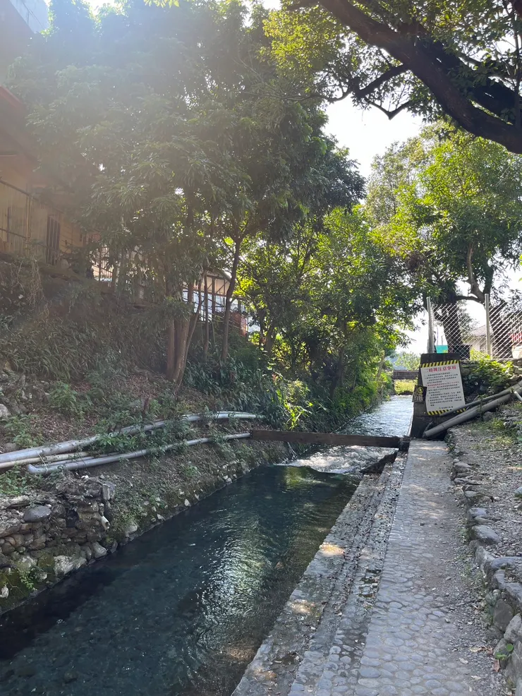 二峰圳側向溢流堰開放戲水,但仍需注意安全,兒童玩水須由家長陪同