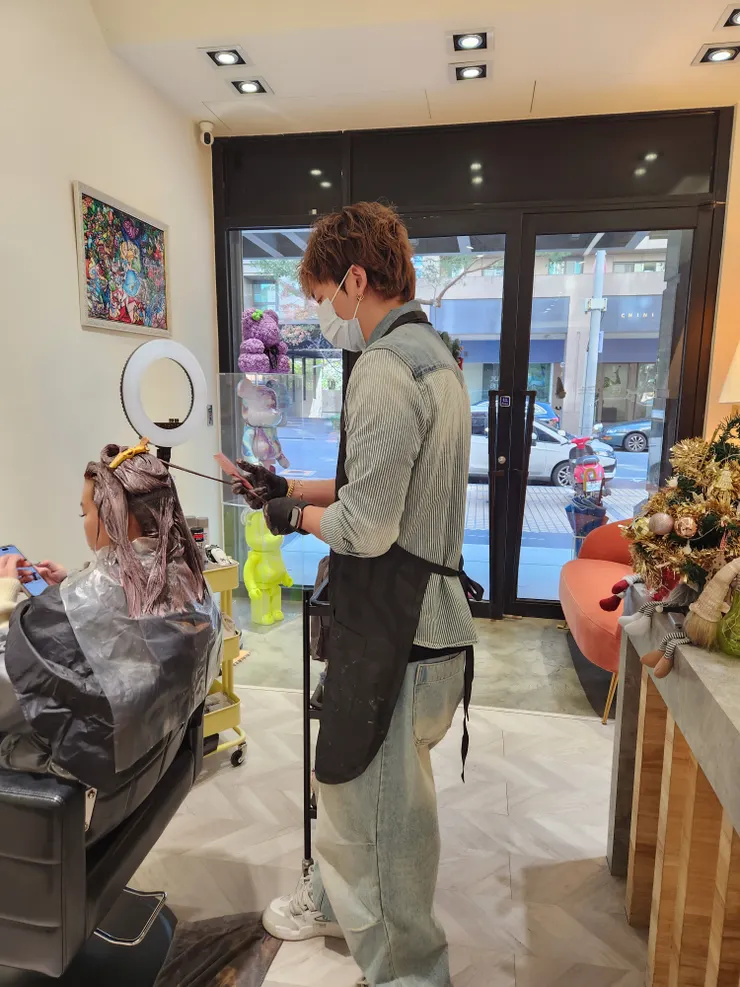 忙碌的店長James