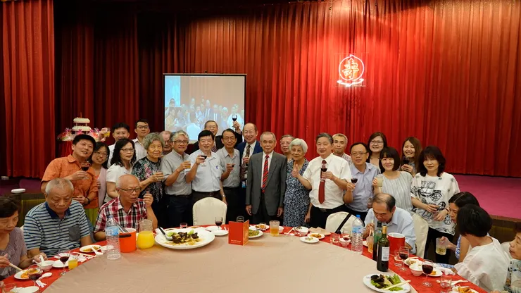 ​2019年七月二十七日我的九十歲壽宴，學生們來敬酒。