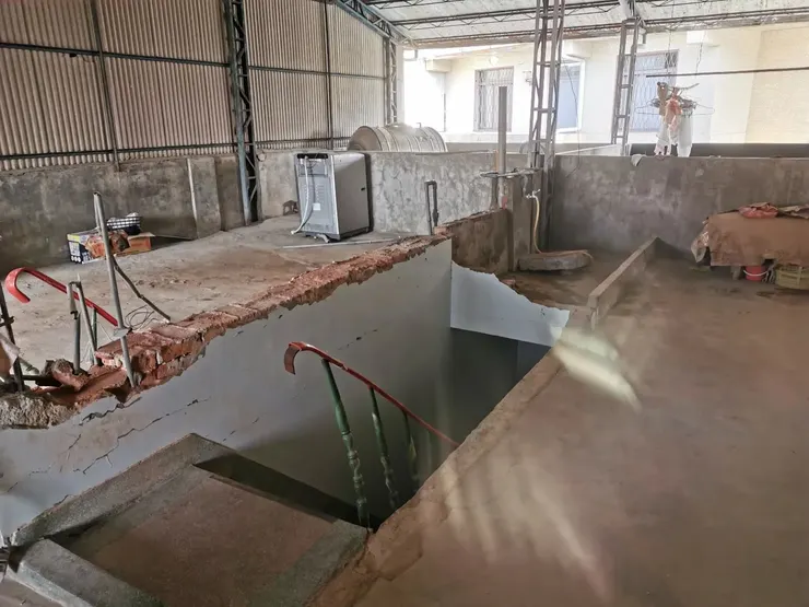 叔叔跟姑丈靠鄰居借來的電鑽，把頂樓倒塌的女兒牆、崩塌的樓梯間外牆都打掉，趁國軍來協助清理垃圾時，把頂樓清乾淨了