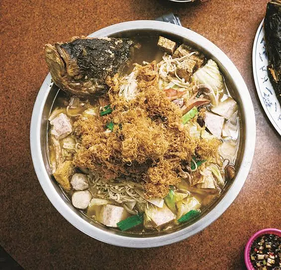 滿鍋多料的砂鍋魚頭（圖片截圖於網路）