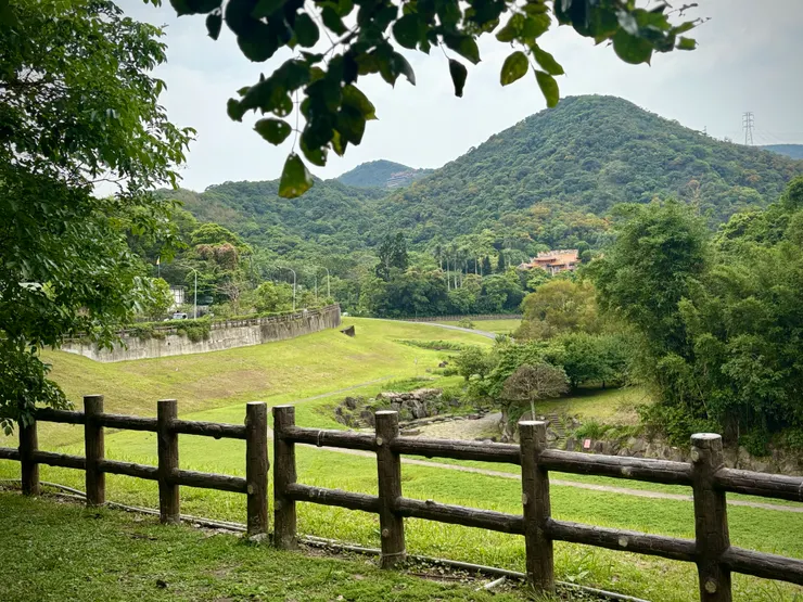 遠方的紅瓦廟宇是知名的「全臺葉姓祖廟」，背後的山是鯉魚山，整座廟宇坐南朝北，依山而建，氣勢相當雄宏。