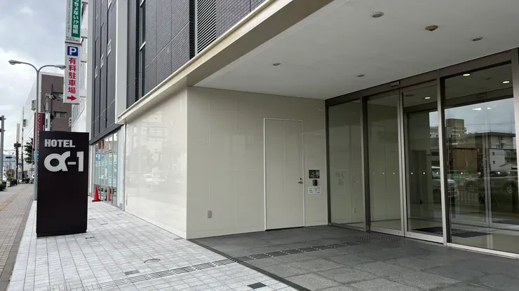 距離姬路車站約1個街區的距離，走路約4分鐘。