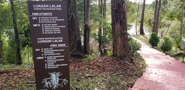 下車便看見清晰的路牌