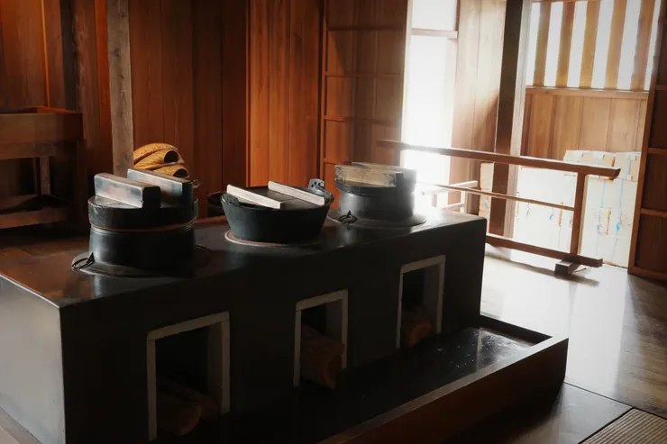 這裡是他們的灶房，其實我當時候在想，雖然空氣流通，但起的火和煙也是不小，感覺有點危險。另外，雖然重建了看不出來，但整間的木材應該很容易燻黑