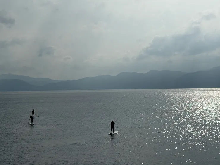 一側美麗的湖泊