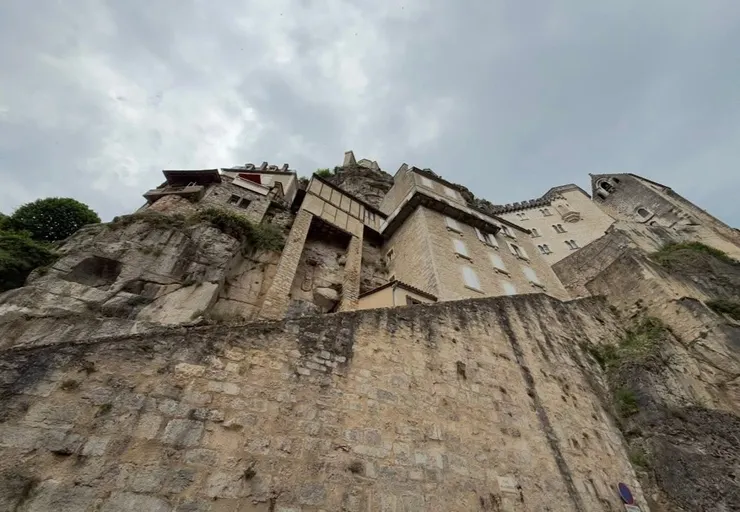 抬頭望天，在這𥚃是必要的