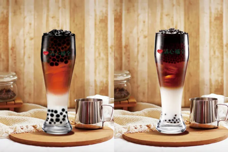 圖說：「珍珠奶茶」（圖左）顆粒飽滿、扎實Ｑ彈，「粉圓奶茶」（圖右）咬勁細緻、溫柔親切，搭配年末兩杯隨選優惠方案輕鬆選。（資料來源：清心福全）