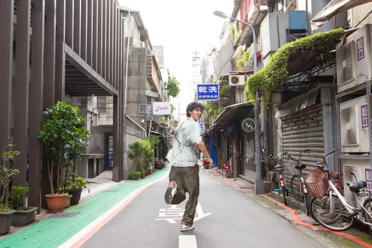 廣角大景，搭配動態動作，讓這系列照片不只是靜態寫真