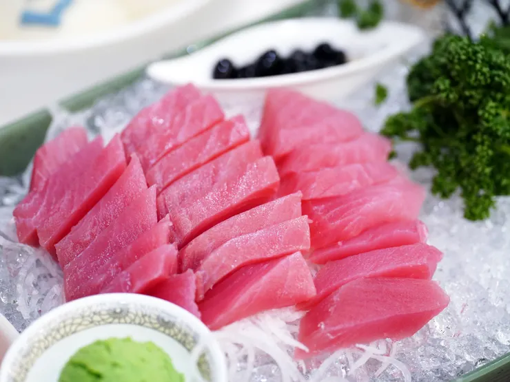 屏東在地直送鮪魚與豪氣龍蝦，色香味俱全。