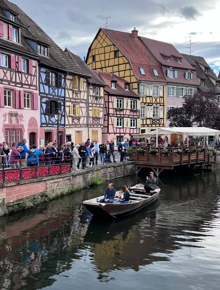 橋旁擠滿了看熱鬧的遊客