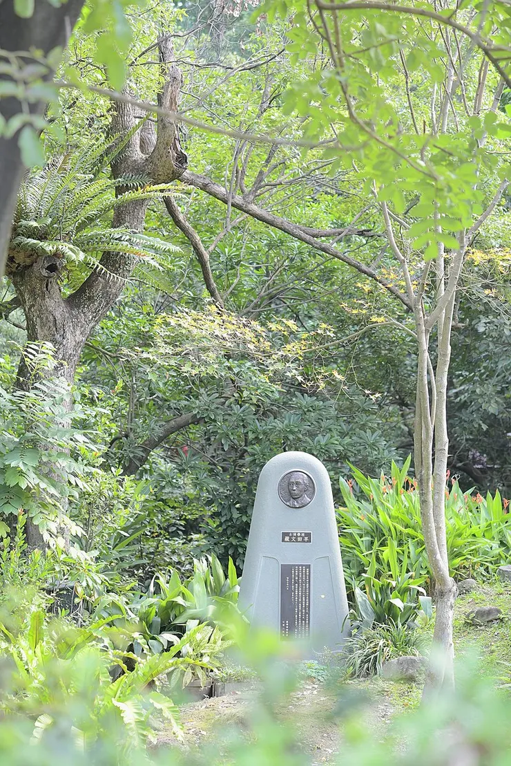 修復過的仿作早田文藏紀念碑  圖片來自維基百科